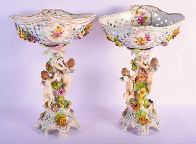 Пара больших (40 см) фарфоровых королевских ваз для фруктов. Каждая обильно украшена объемными 