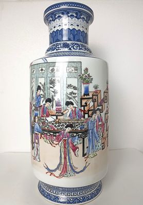 Большая античная китайская ваза Famille Rose со сложным декором и клеймом. Высота 41см.