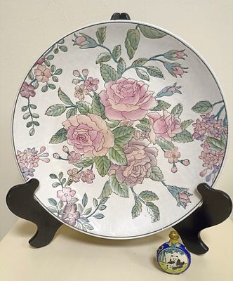 Большая (34 см) фарфоровая тарелка с художественной росписью полихромной эмалью. В центре и по 