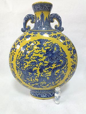 Большая (44,5см) китайская ваза из сине-желтой керамики.
20 в. Деколь. Клеймо на донышке.
Ваза 