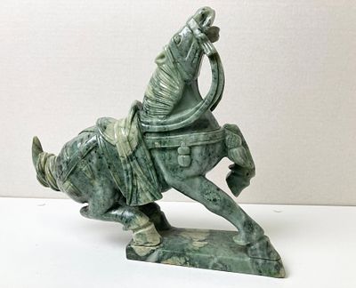 Резная скульптура скачущей лошади из зеленого камня (нефрит?). Высокохудожественная резьба 