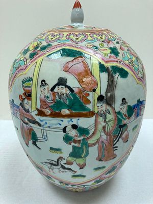 Китайский фарфоровый сосуд с крышечкой и острым навершием. Полихромная роспись.
Китай 
