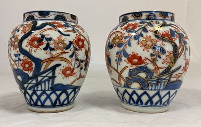 Японские вазы ИМАРИ (пара). 19 в. Форфоровые произведения Имари оформляются в подглазурном 