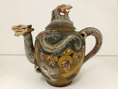 Заварочный чайник Satsuma moriage (рельефная эмаль).
Япония, XIX-начало XX вв., высота 18 см