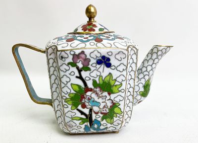 Миниатюрный изящный китайский чайник в технике перегородчатой эмали Cloisonne. Металл, эмаль. 