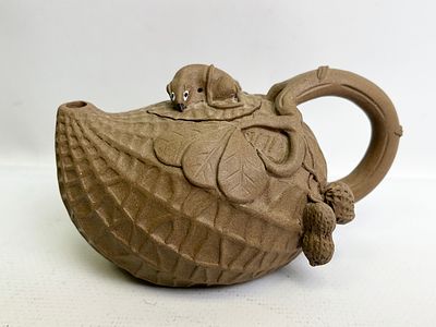 Коллекционный керамический чайник из исинской глины (Yixing). Выполнен в виде стручка арахиса с 