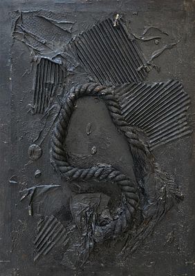 איקה בראון (1937-1964). אסמבלאז' פריז 1961,
שמן, חבל וקלואז' על בד,
65x46 ס"מ.
חתום ומתוארך מאחור.