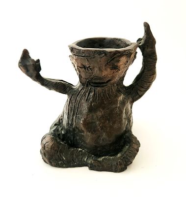 נחום גוטמן (1980 - 1898). פסל ברונזה דו צדדי,
דמות מניפה ידיים,
גובה: 13 ס"מ.
חתום וממוספר