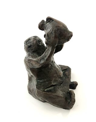 נחום גוטמן (1980 - 1898). פסל ברונזה המתאר דמות שותה מכד,
גובה: 14 ס"מ.
חתום וממוספר.