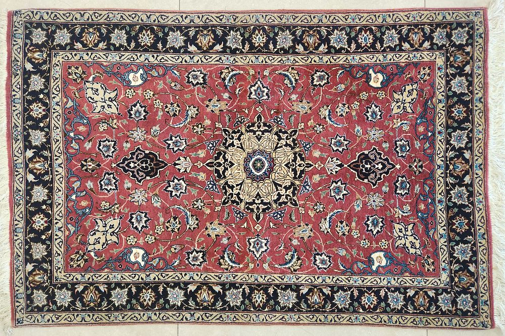 שטיח טבריז פרסי שילוב משי, 
דגם קלאסי מדליון מרכזי ושני עוגנים, 
שריגים ופרחים על רקע ורוד עתיק 