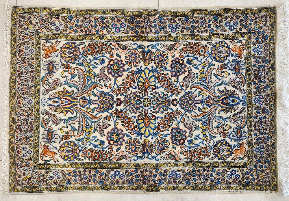 שטיח קשאן פרסי, 
דוגמת חיות ופרחים על רקע לבן וירקרק. 
158x108 ס"מ.