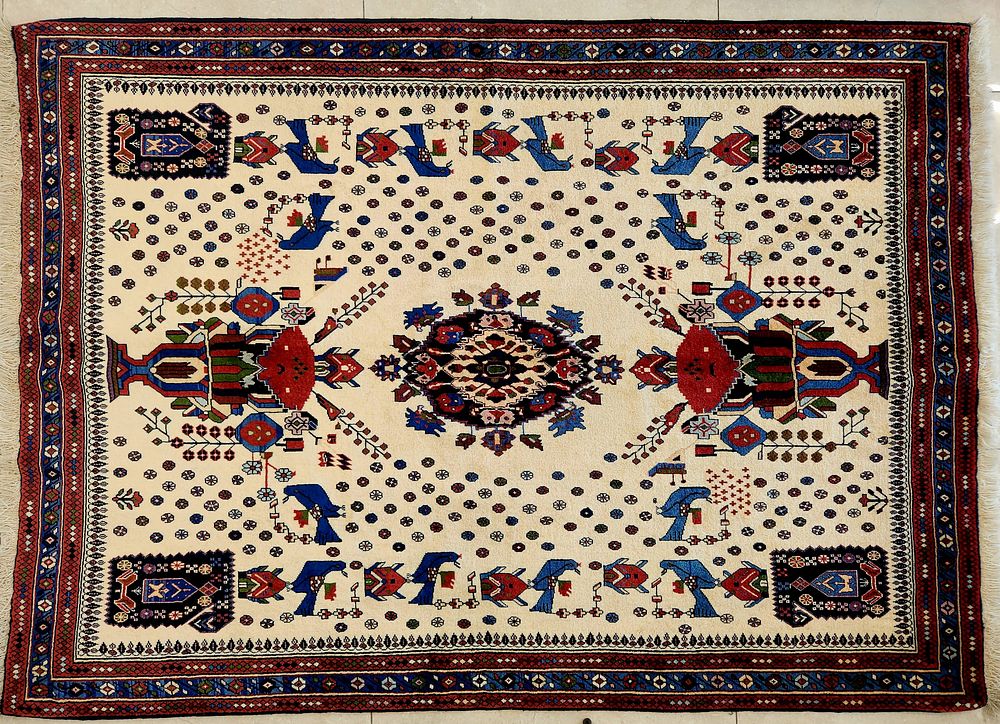 שטיח שירז פרסי, 
דוגמא מרשימה של מדליון מרכזי ושני אגרטלי פרחים, ציורי ציפורים ופרחים מסביב על 