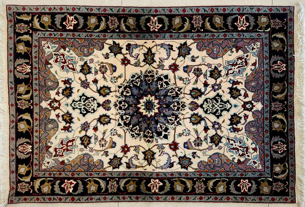 שטיח קום פרסי, 
דגם קלאסי, 
דוגמת מדליון מרכזי פרחים ושריגים על רקע לבן וירקרק. 
155x105 ס"מ.