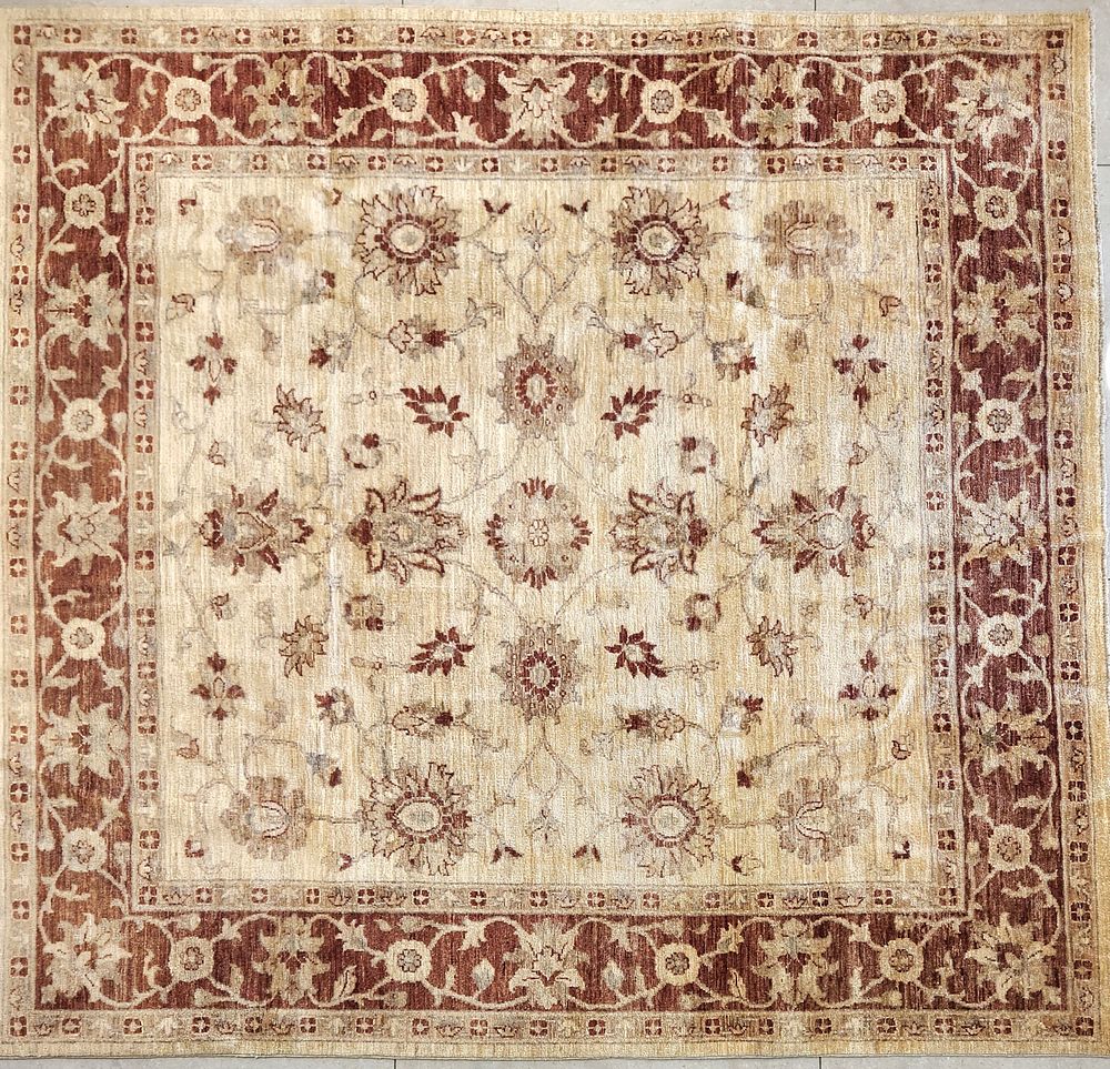 שטיח זיגלר אפגאני, 
דוגמת פרחים ושריגים מפוטלים על רקע חום קרם ואדום בשוליים. 
דגם מרובע. 