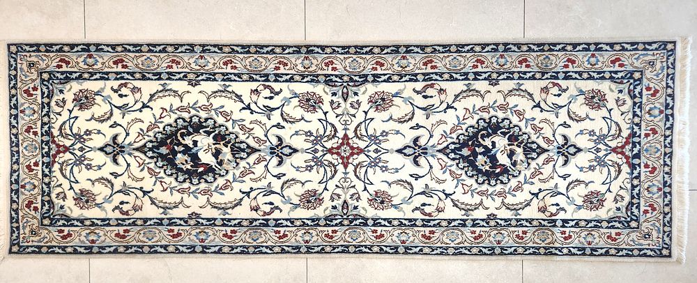 רנר נעין פרסי. שטיח רנר נעין פרסי, 
דוגמת מדליונים לאורך ציורי חיות פרחים ועיטורים, על רקע לבן 