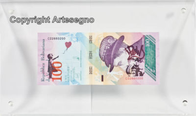 Banksy (1974) - 100 Bolivares banknote with spray and mixed media in plexiglass case 
cm 6,5x15,5 