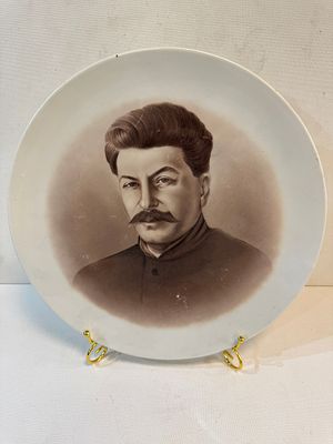 Редкость! Блюдо - "Портрет товарища Сталина" ДФЗ 1930-ые г.г.
Автор росписи Александра Чекулина. 