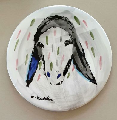 מנשה קדישמן - Menashe Kadishman (1932-2015) - ראש כבש. צלחת קרמיקה דקורטיבית צבועה ביד, קוטר 30 ס"מ 