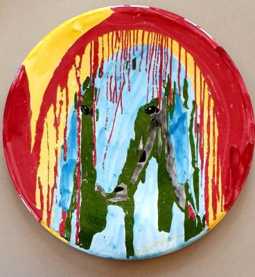 מנשה קדישמן - Menashe Kadishman (1932-2015) - ראש כבש. צלחת קרמיקה דקורטיבית צבועה ביד, קוטר 28 ס"מ 