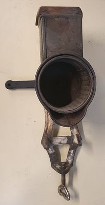 מכונה לטחינת אגוזים וינטג' - מכונה לטחינת בשר וינטג'. A Client remark: "Das ist NICHT f&uuml;r Fleisch 