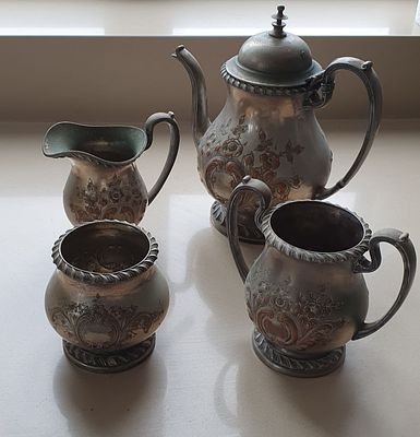 סט קפה מנחושת מצופה כסף. - סט קפה מנחושת מצופה כסף. סט נחושת מצופה בכסף, עם חותמות, הסט כולל קנקן 