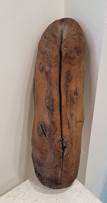 יחיאל שמי (1922 – 2003) - ללא כותרת. פסל עץ, גובה כ-45 ס"מ , חתום 
יחיאל שמי (1922 – 2003) היה פסל 