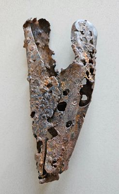 יחיאל שמי (1922 – 2003) - אטב. פסל ברזל , אורך 20 , רוחב 8 ס"מ, חתום בבסיס. 
יחיאל שמי (1922 – 