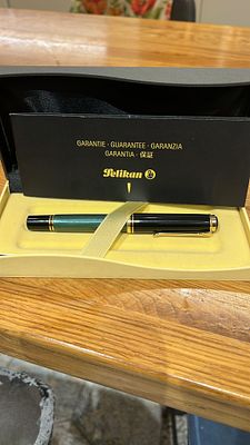 Pelikan Souver&auml;n M800 - Pelikan Souver&auml;n M800. עט נובע Pelikan Souver&auml;n M800 בגימור הפסים הירוקים 