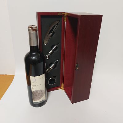 יין איכותי מייקב גולן מ2004 בקבוק סגור בקופסת עץ נדיר