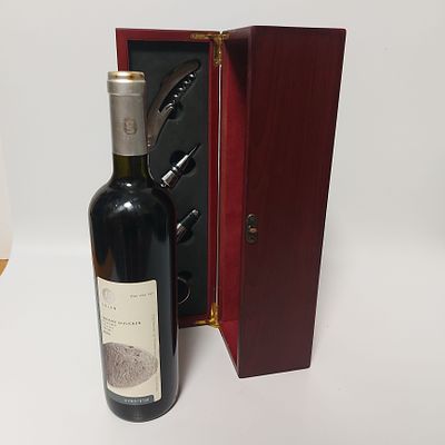 יין איכותי מייקב גולן מ2004 בקבוק סגור בקופסת עץ נדיר