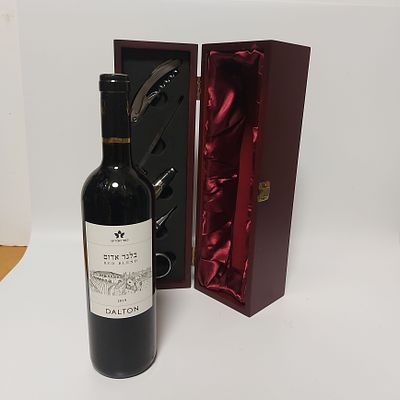 יין איכותי מייקב דלתון מ2019 בקבוק סגור בקופסת עץ נדיר