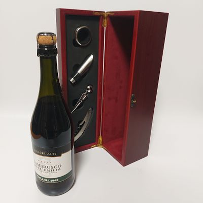 יין איכותיבקבוק סגור בקופסת עץ נדיר