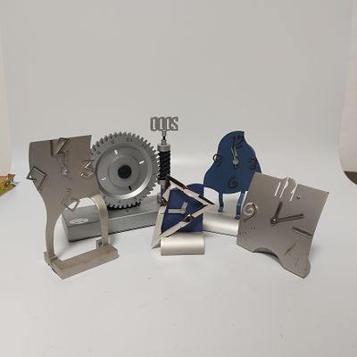 לוט שעונים מעוצבעים מסוגים שונים מתאים כמתנה מקורית