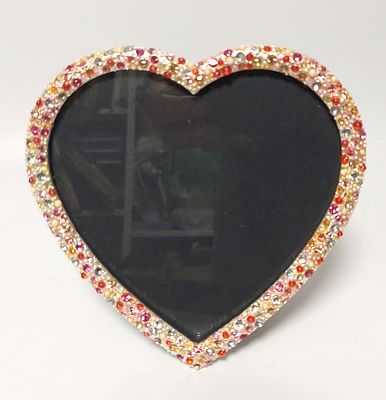 מראה בצורת לב משובצת באבנים כ 16 ס"מ מתאים כמתנה מקורית