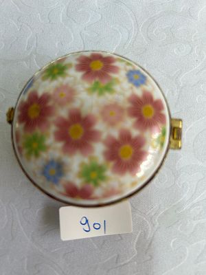 קופסה ישנה מפורצלן ומתכת קוטר כ6 ס"מ