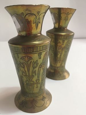זוג אגרטלי נחושת חריטה ידנית של דמויות בסגנון מצרי גובה 12