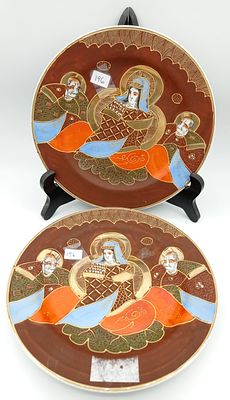 זוג צלחות פורצלן יפניות סצומה תקופת MEIJI ציור וחריטה נדירים מצב מושלם קוטר 20 ס"מ ציור ידני
