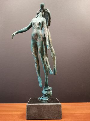 Харазян Сурен "Поцелуй" 2019год , бронза - чёрный гранит, 44/31/14см.
Из серии «Между небом и 