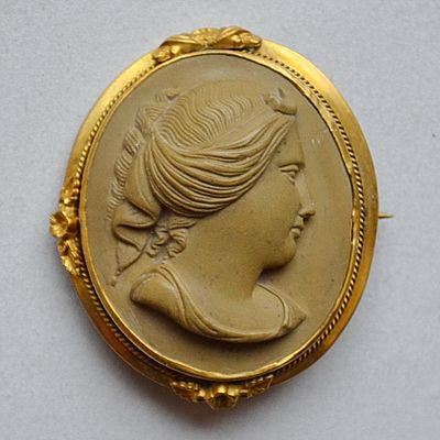 Антикварная викторианская брошь камея, барельеф, профиль , вулканическая лава, бронза 