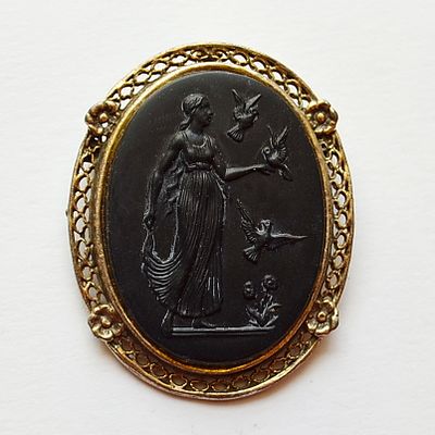 Wedgwood - Очень редкая черная фарфоровая брошь подвеска, выполненная из черного базальтового 