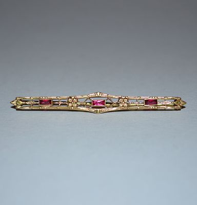 Антикварная викторианская винтажная брошь. Золото 10 Карат - вес 2 грамма, гранат натуральный. 