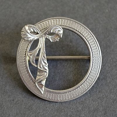 Антикварная брошь из белого золота 10 карат. Маркировка 10К (см.фото). Производство Англия. 