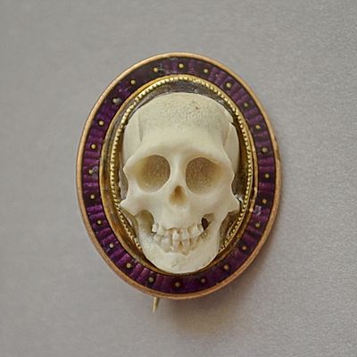 Редкая винтажная брошь – амулет, выполнена из резной слоновой кости и обрамлена, эмалевым 