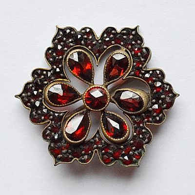 Винтажная брошь с гранатами. Чехословакия. Середина 20 века. Маркировка отсутствует. 