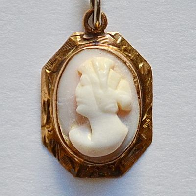 Старинный позолоченный кулон с камеей, вырезанной из натурального коралла на цепочке серебряной 