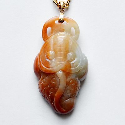 Винтажный кулон подвеска , выполненный резного нефрита (агата) на цепочке маркированной JOAN 