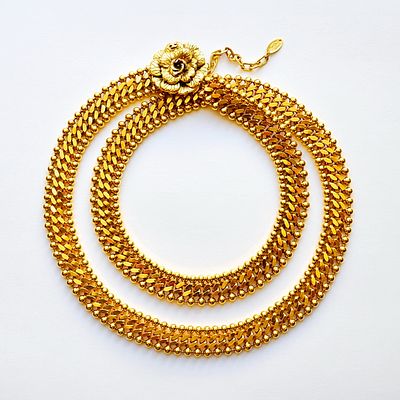 CHANEL Потрясающее винтажное колье золотого тона с застежкой в виде бутона цветка. Маркировка: 