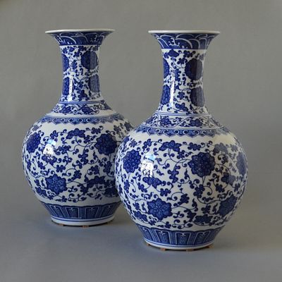 Парные фарфоровые вазы династии Цин. Китай. 20 век. фарфор. Высота: 33 см. В очень хорошем 