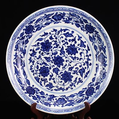 Сине-белое фарфоровое блюдо периода Цянь, с девизом (маркой) Юнчжэна. Китай. 18 век. Фарфор 