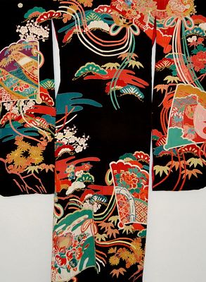 Кимоно, выполненное из шелка, расписанным в технике батик и с вышками, выполненными в ручную 